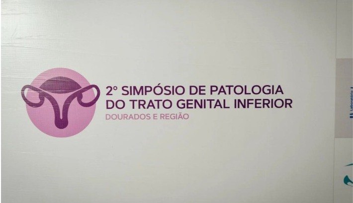 Painel com a marca do 2º Simpósio de Patologia do Trato Genital Inferior, Dourados e Região